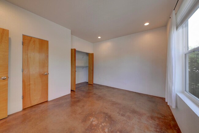 Building Photo - 1020 6th St NW
