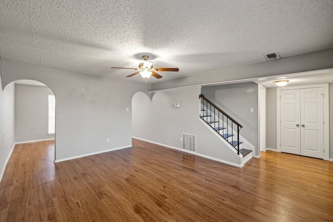 Foto del edificio - SPACIOUS UPDATED TOWNHOME - 1440SF