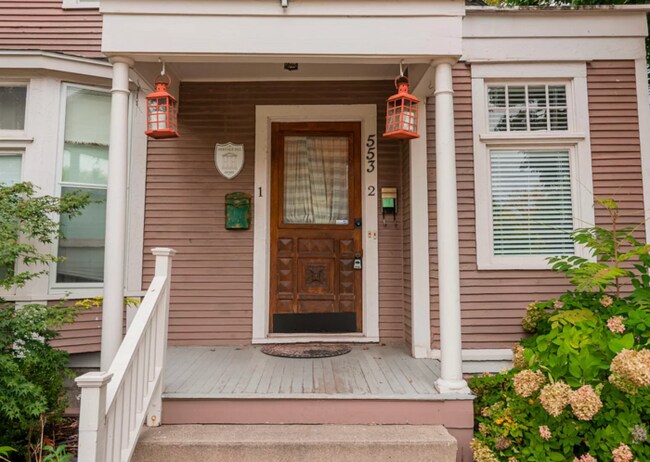 Building Photo - Historic Main Floor 2 Bed 1 Bath Heritage ...
