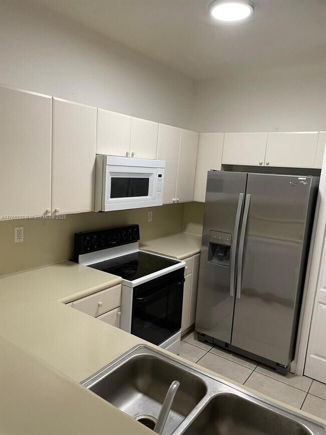 Foto del edificio - 1666 SE 27th Ct