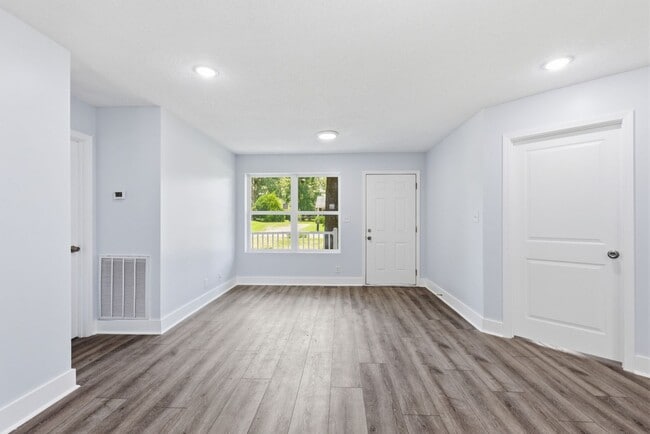 Building Photo - Fully Renovated and Move-In Ready Rental!