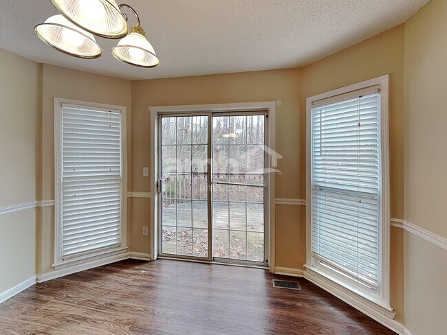 Foto del edificio - 1728 Victoria Way NW