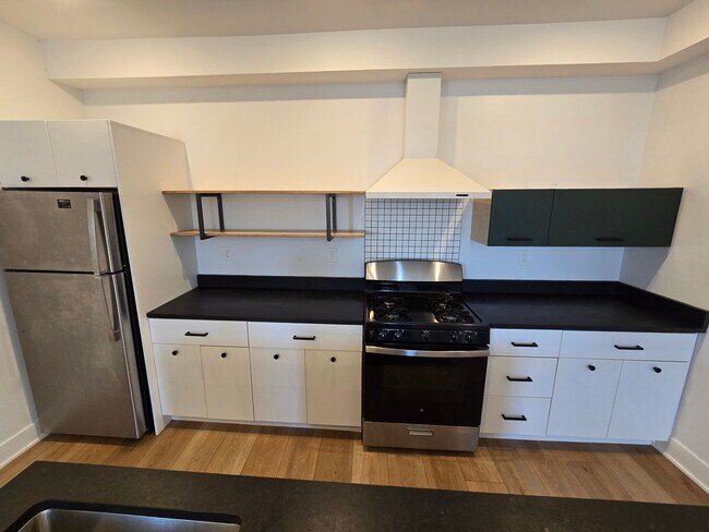 Foto del edificio - Modern Large 1 BED 1.5 BATH in Port Richmond!