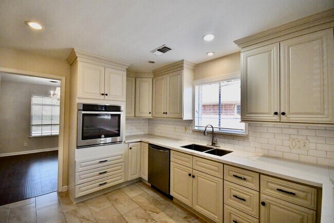 Building Photo - 9611 Greenwillow St