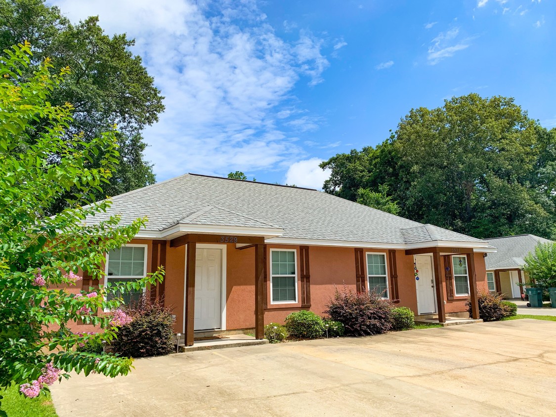 Primary Photo - Hacienda Villas Apartments