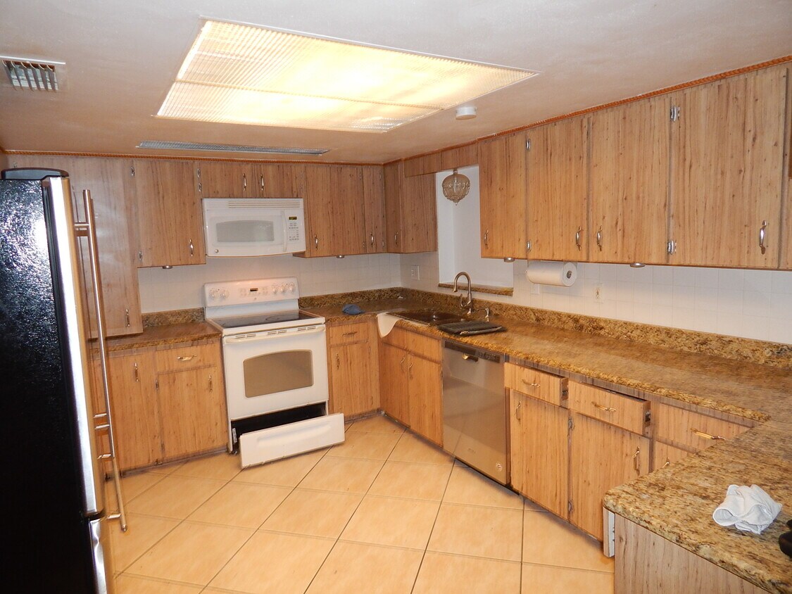 Primary Photo - 5005 Genesis Ave
