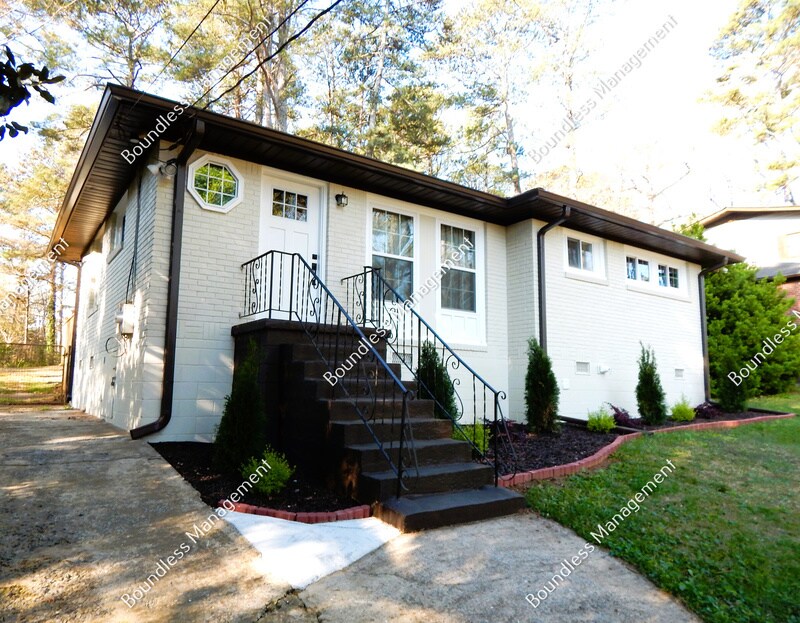 Primary Photo - 2452 Ben Hill Rd