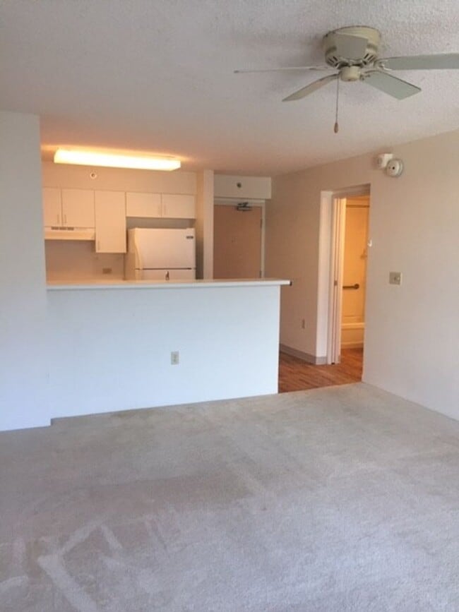 Foto del edificio - **COUNTRY CLUB VILLAGE 6 1BD/1BA/2PK CONDO FOR RENT!**