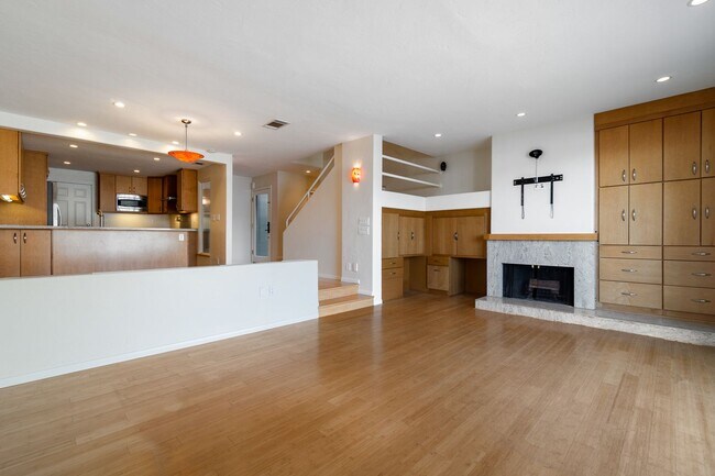 Building Photo - Stunning Waterfront Townhome in Huntington Beach!