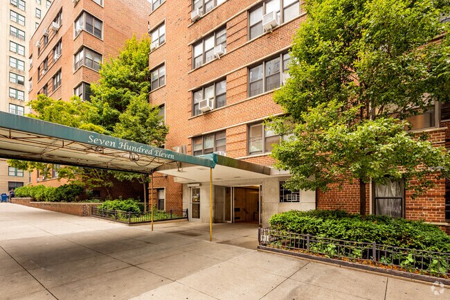 Building Photo - 711 W End Ave