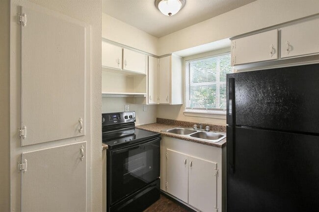 Building Photo - 5415 3 Rd St