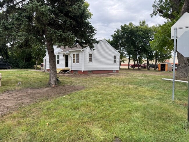 Building Photo - 205 Elm St