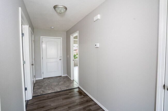 Foto del edificio - 3 bed home with NEW FLOORING AND FULLY FEN...