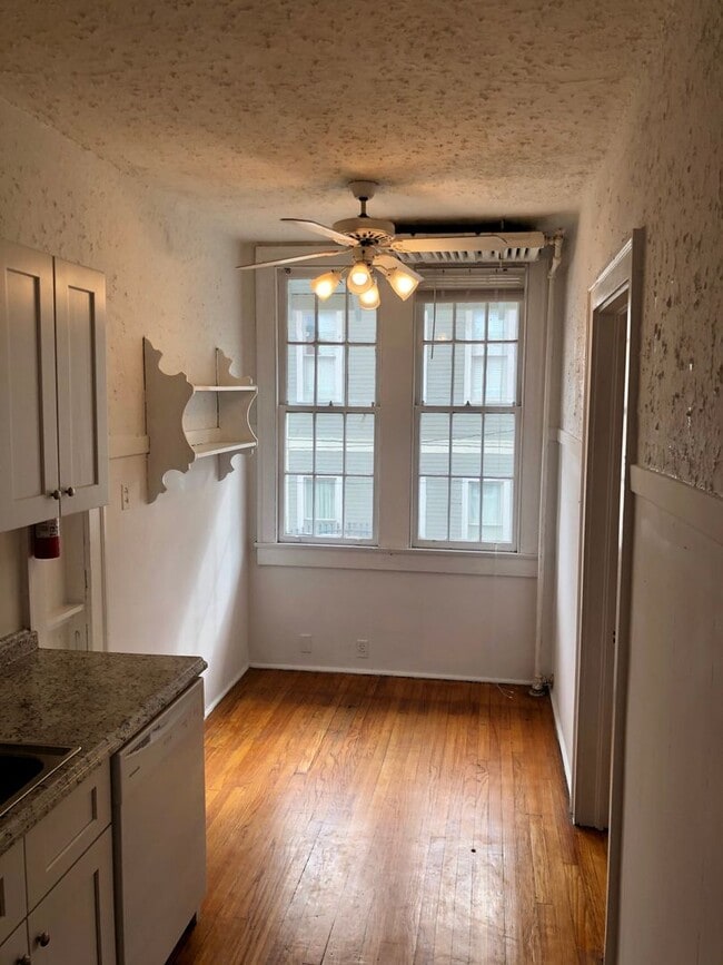 Building Photo - Uptown Apartment, Napoleon Ave between St Charles and Magazine!