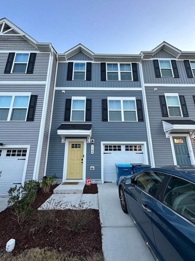 FULLY FURNISHED like-new Townhouse w/ Garage - FULLY FURNISHED like-new Townhouse w/ Garage