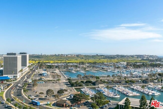 Building Photo - 13600 Marina Pointe Dr