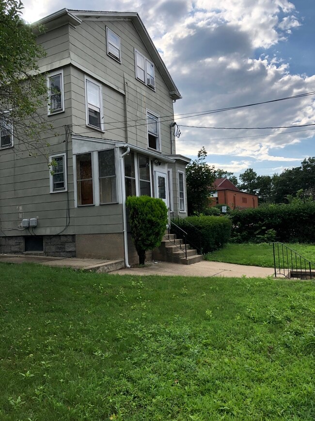 Building Photo - 68 Perry Ave