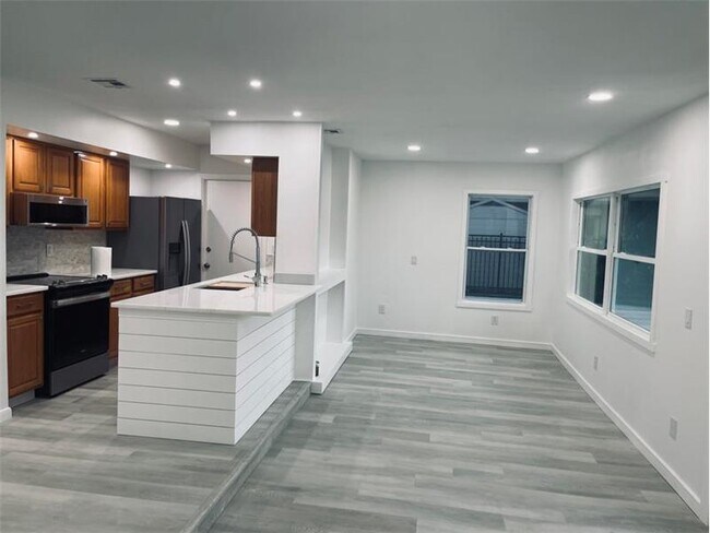 Building Photo - 808 SE Degan Dr