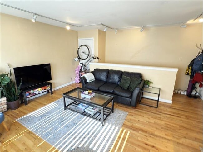 Building Photo - 715 W Diversey Pkwy