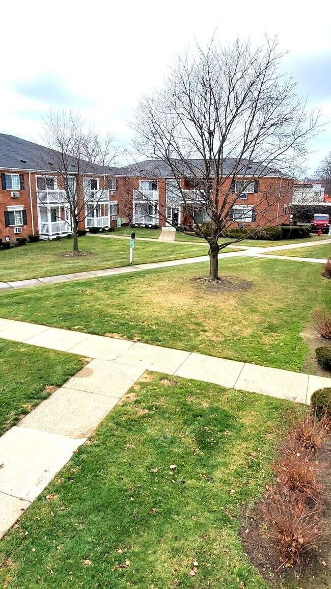 Foto del edificio - 2445 Torquay Ave