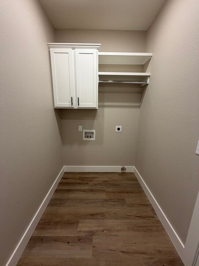 Building Photo - 3 Bed | 2 Bath House | Fridge will be add upon move in.