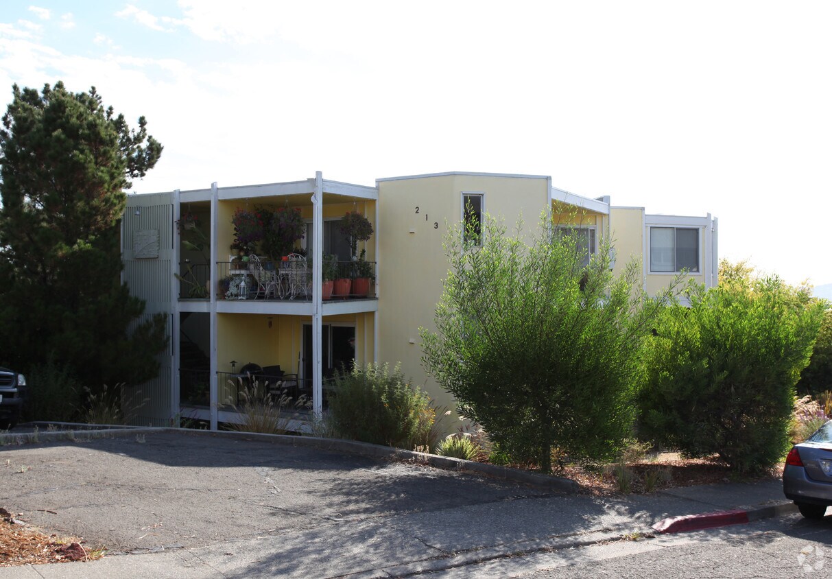 Building Photo - 213 Lower Via Casitas