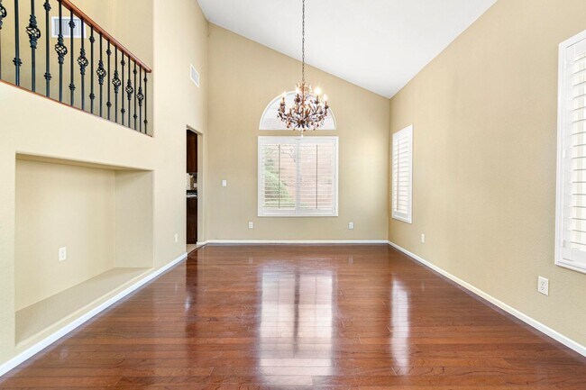 Foto del edificio - Immaculate 5 Bedroom, 3 bathroom home nest...