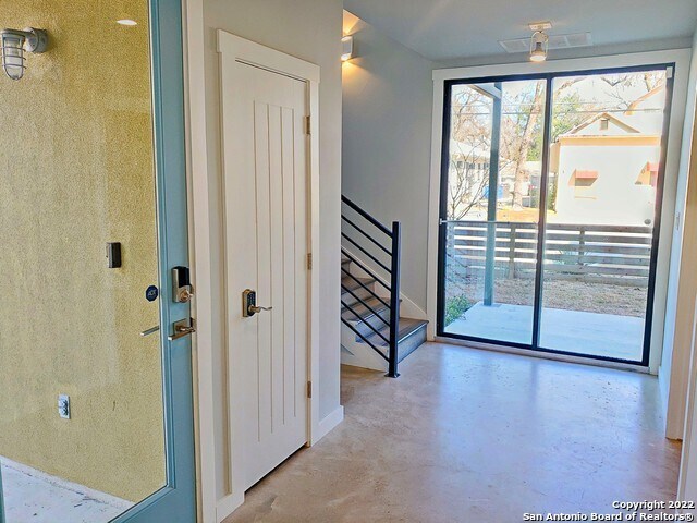 Building Photo - 1529 S Presa St