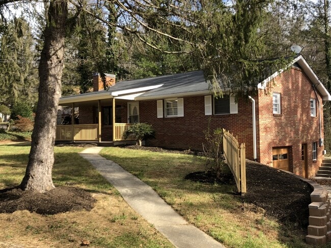 Foto del edificio - Convenient South Location!  3 Bedrooms / 2 Bathrooms