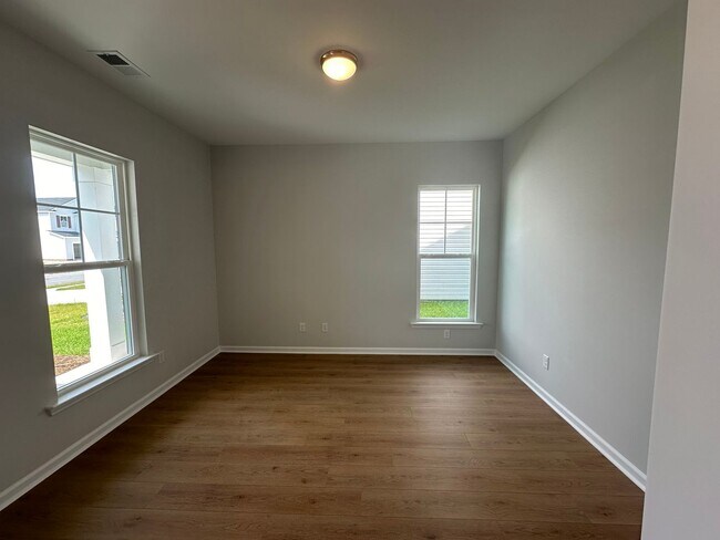 Building Photo - Large 5 bedroom 3 bath available now!!