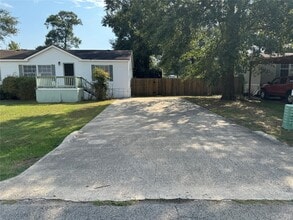 Building Photo - 146 Carmen Blvd