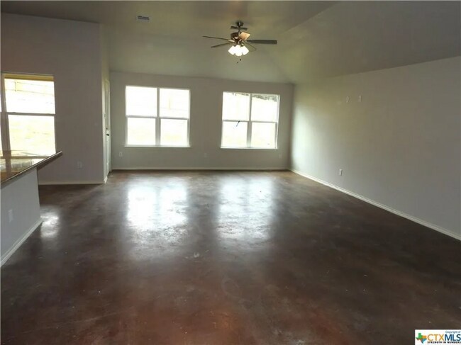 Foto del edificio - 210 Fawn Ridge Dr