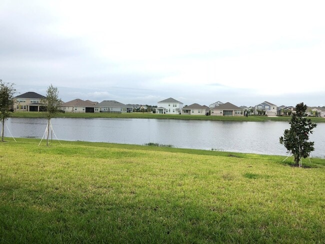 Foto del edificio - Lakefront Single Story 3/2 Home  FREE wash...