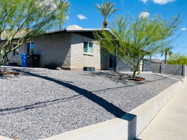 Foto del edificio - 4 bed 3, bath with connected guest house