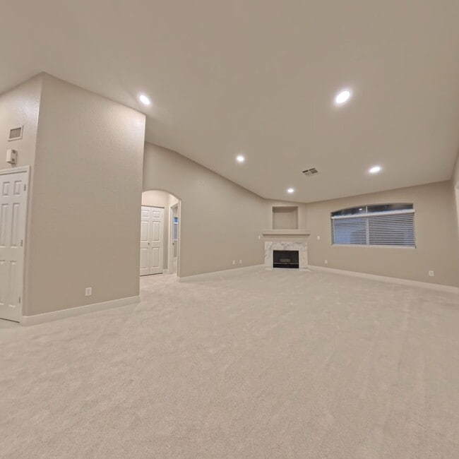 Building Photo - Beautifully Renovated 2nd-Floor Condo in Prime Location