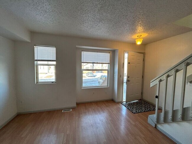 Foto del edificio - $250 ADMIN  FEE   WAIVED!! Lovely 2-Bedroo...