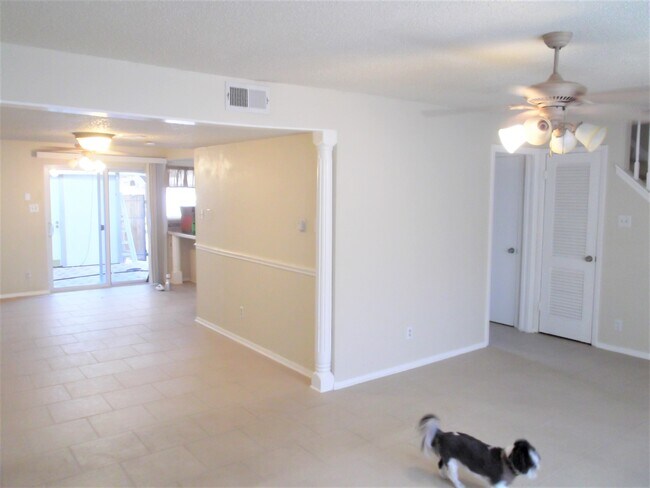 Living Room - 418 Westview Ter