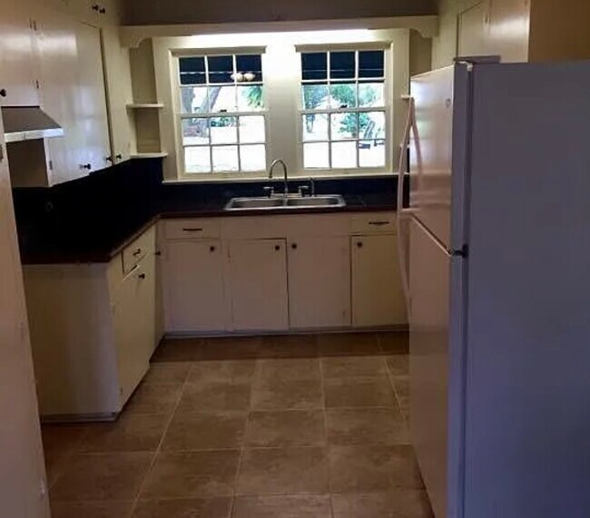 Building Photo - 94 Main St