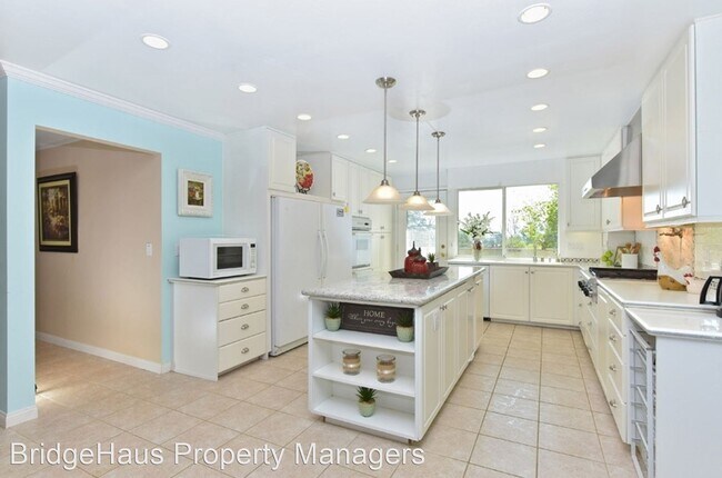 Building Photo - 4 br, 3 bath House - 2120 Bernardo Ave