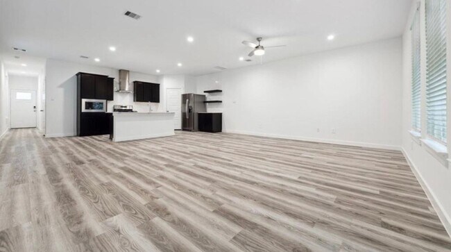 Foto del edificio - 2911 Crown Gate Dr