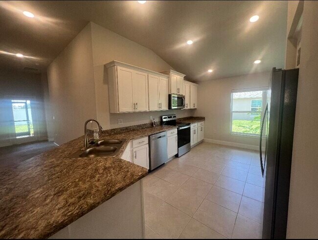 Building Photo - 5355 Lugo St
