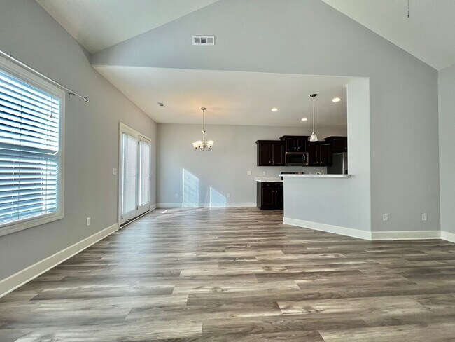 Foto del edificio - Single Level 3 Bed, 2 Bath Home with 2 Car Garage & Fenced Backyard