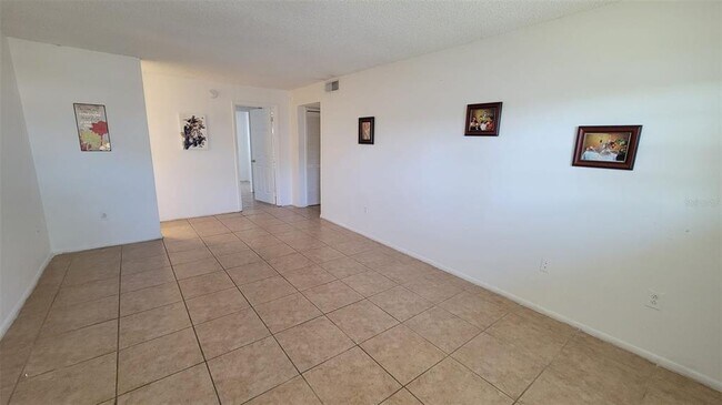 Foto del edificio - 826 Sky Lake Cir