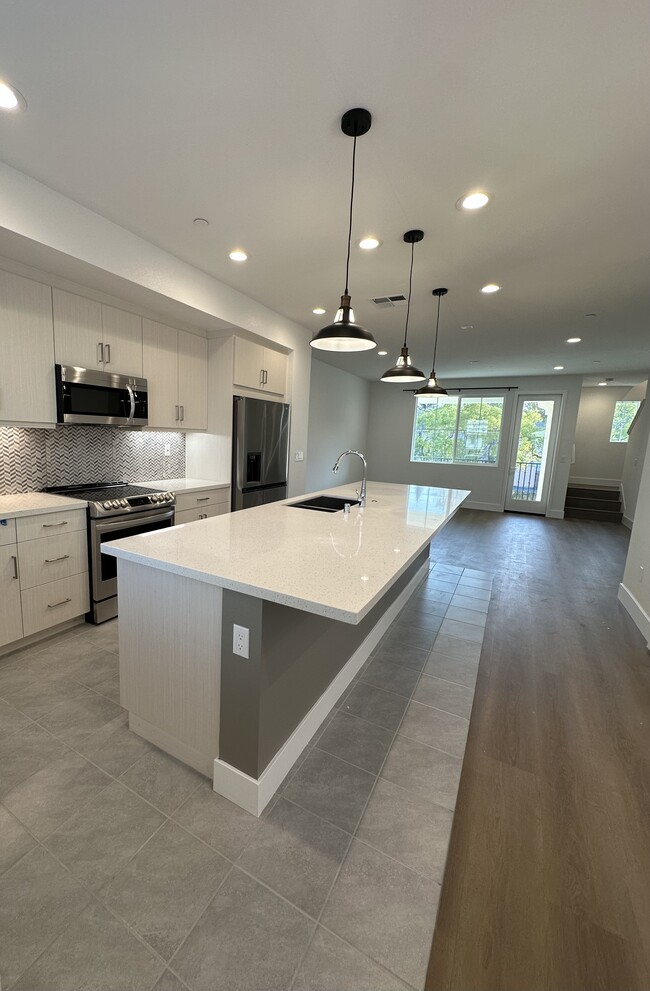 Building Photo - 910 Rockview Rd