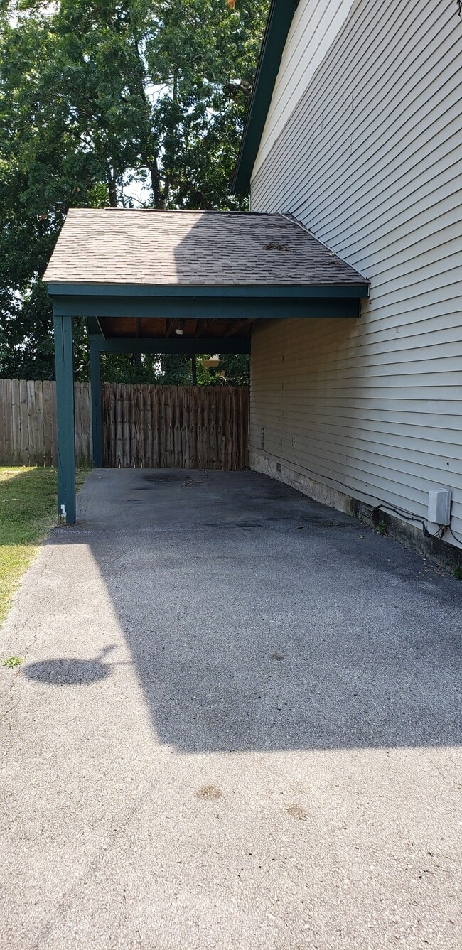 Building Photo - 817 Oak Leaf Dr