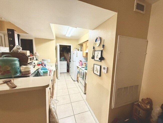 Foto del edificio - Two  bedroom and two bathroom condo with lakeview balcony