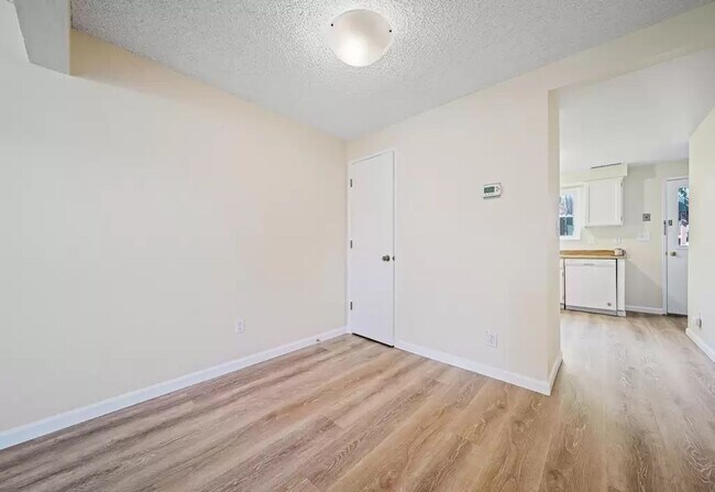 Building Photo - Charming two bedroom townhouse in Ashland ...