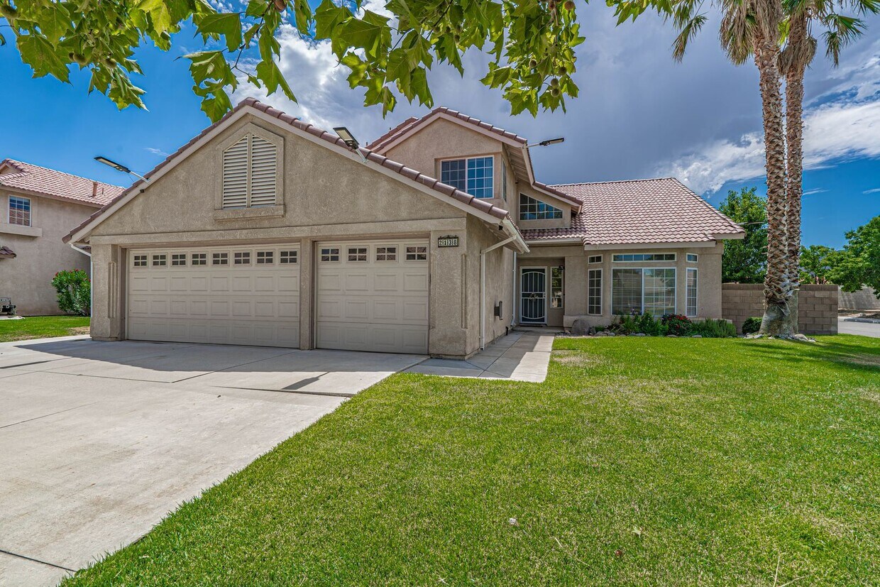 Primary Photo - 5 Bedroom Home with Pool in Palmdale.