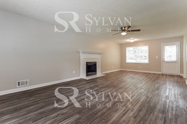Building Photo - This cute home is ready for your personal ...