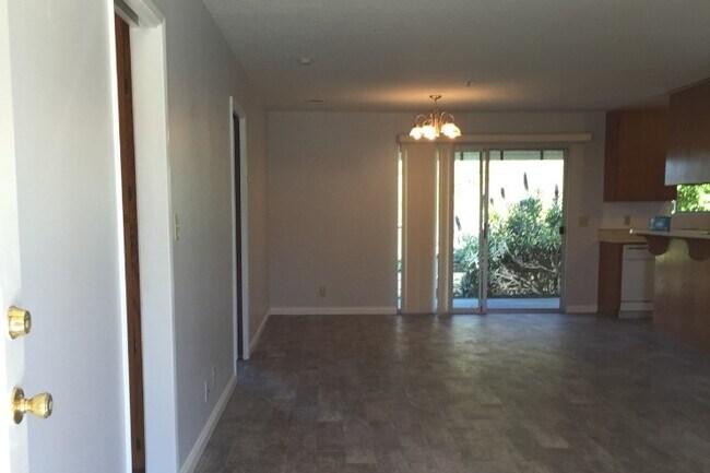 Foto del edificio - 1417 Sweet Briar Cir